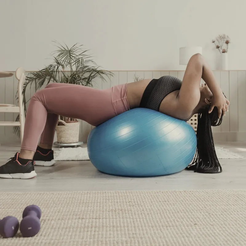Frau bei einer Rumpfübung auf einem Gymnastikball
