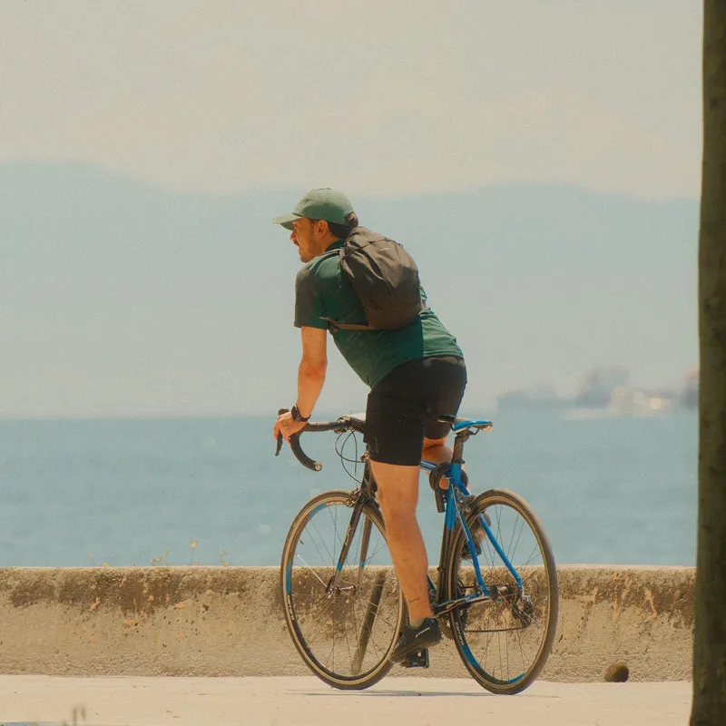 Radfahrer auf einer Uferpromenade am Meer