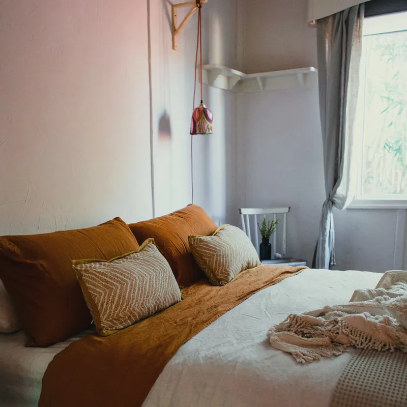 Ruhiges Schlafzimmer mit frisch bezogenem Bett