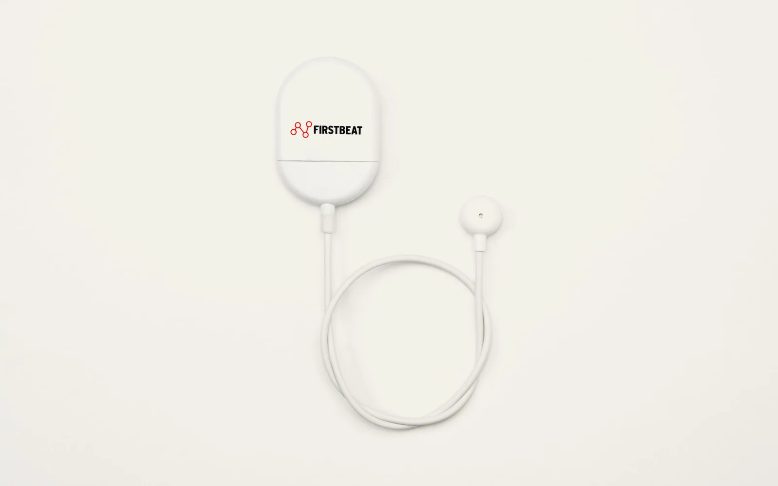 Das Firstbeat-Messgerät: ein kleiner weißer Sensor mit Kabel und Elektrodenanschluss